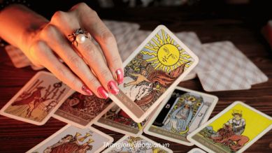 Bói bài Tarot ngày 25/1/2024: Song Ngư lá bài Three of Wands, Ma Kết lá bài The Fool