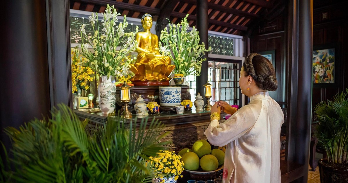 Chọn bình hoa phù hợp với diện tích bàn thờ Phật