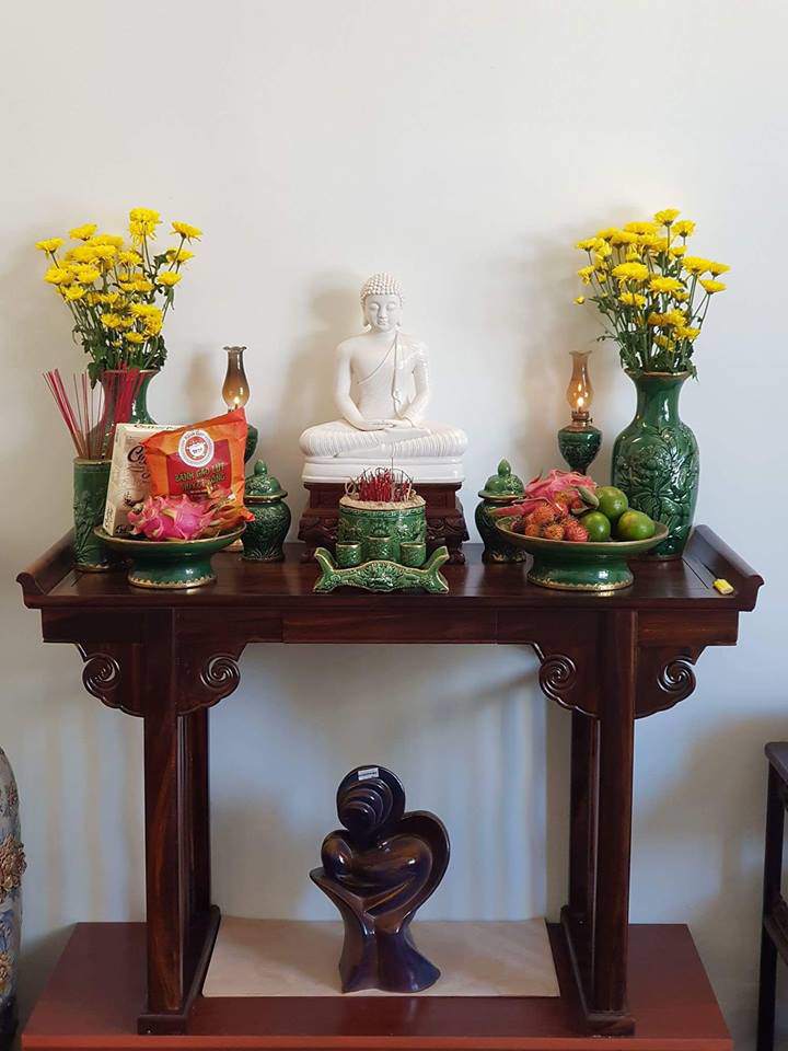 Hoa cúc trên bàn thờ Phật