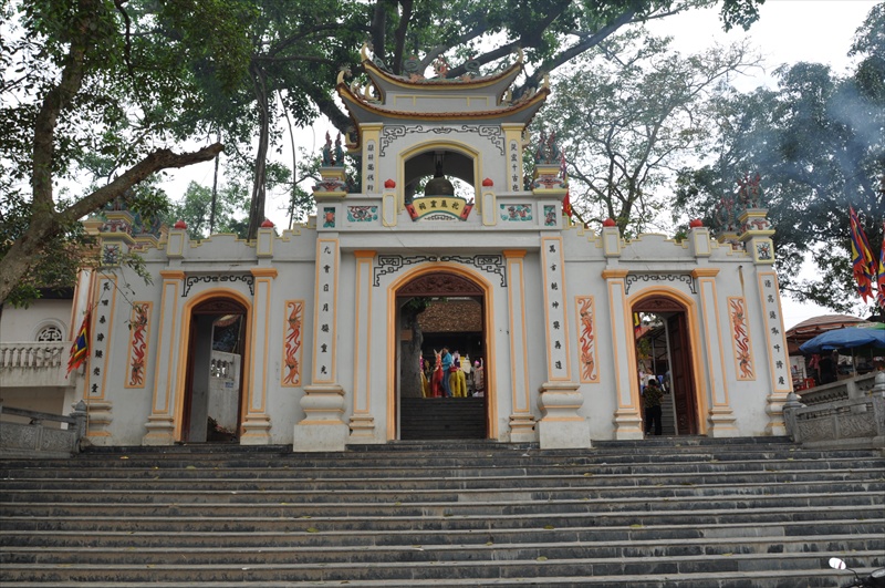 Quang cảnh cổng chính đền Bắc Lệ