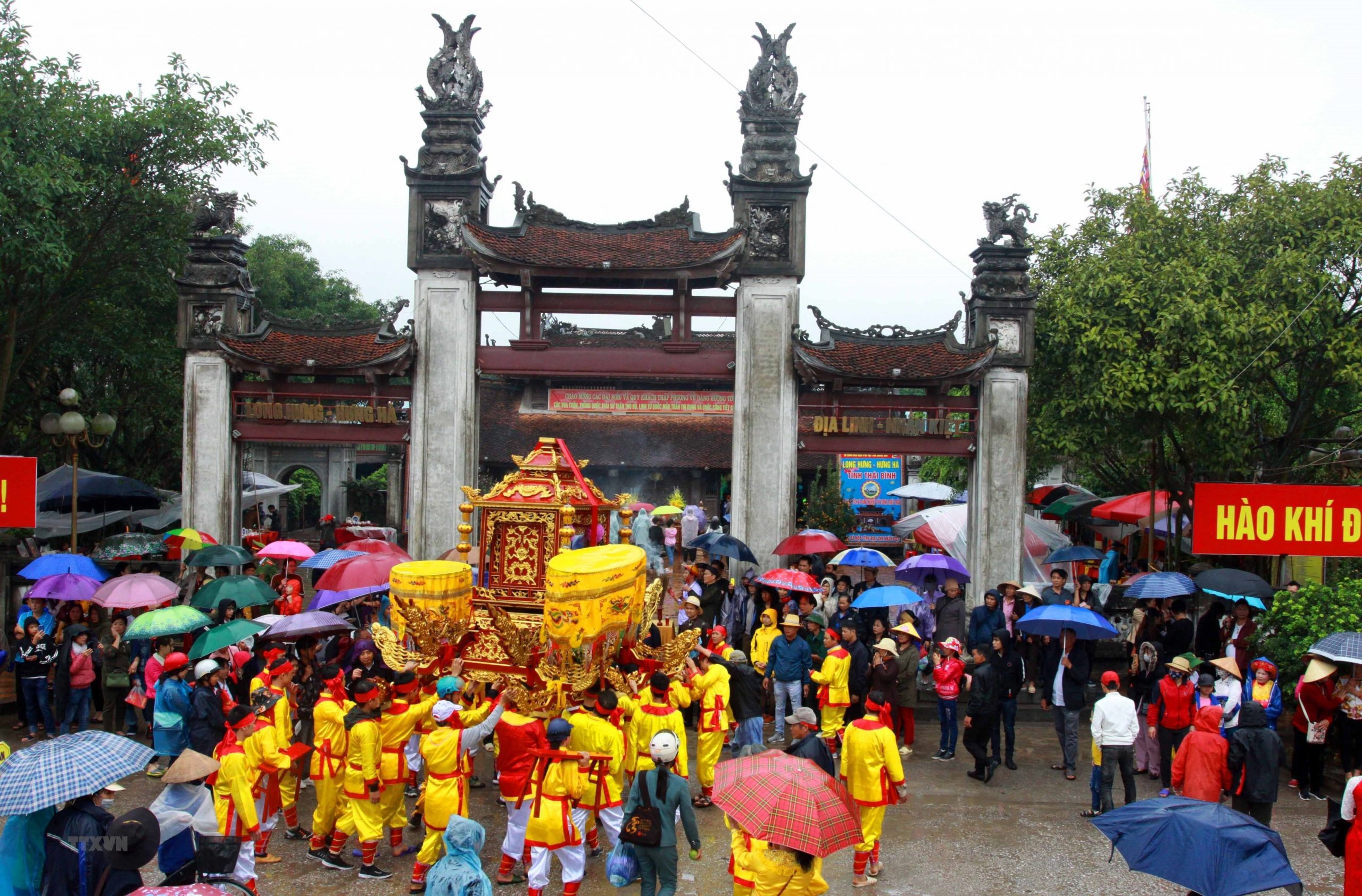 Quang cảnh lễ hội đền Trần