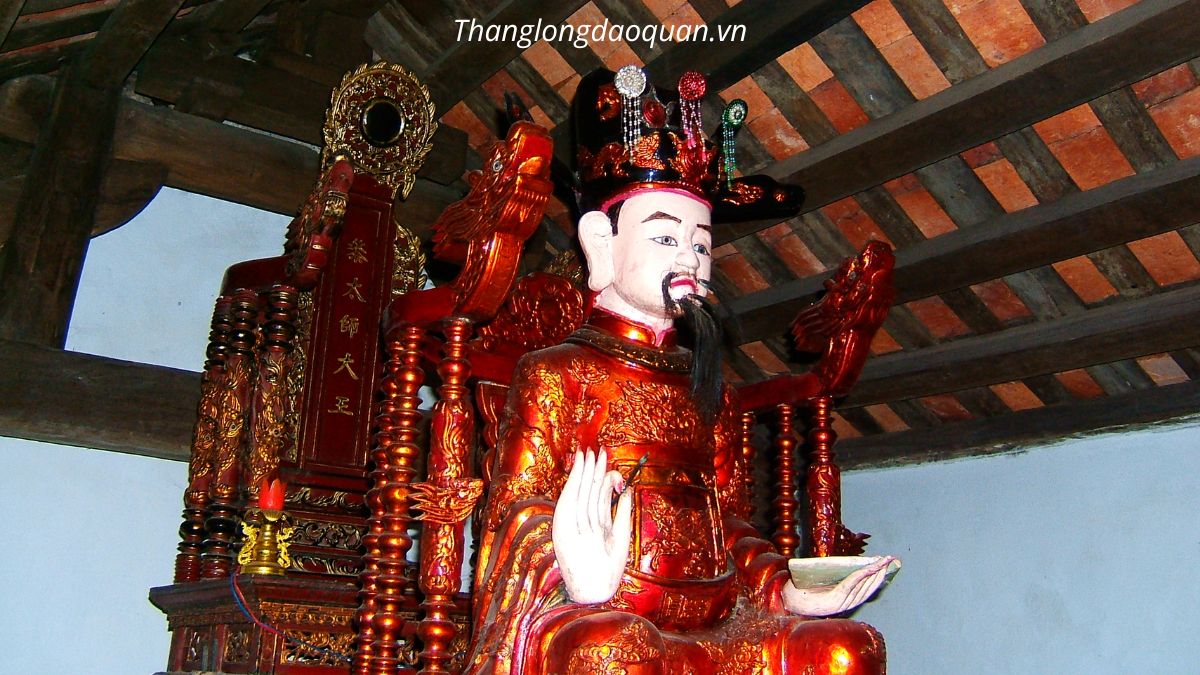 Bức tượng để người dân thờ cúng Thái Sư Lê Văn Thịnh